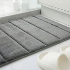 Tapete para banheiro antiderrapante Larvivaz VelvetShield posicionado no chão do banheiro, combinando elegância com segurança antiderrapante ao lado do box.