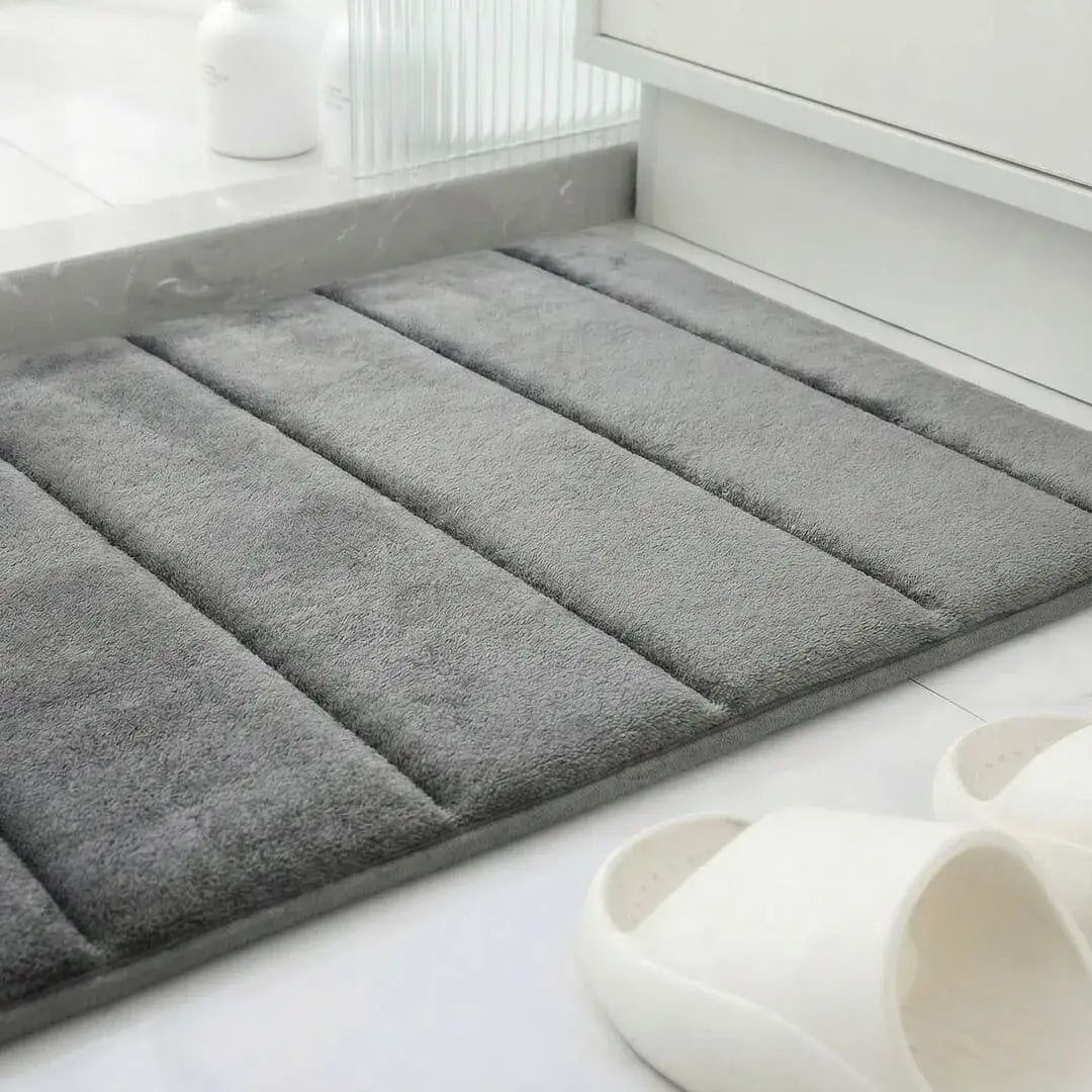 Tapete para banheiro antiderrapante Larvivaz VelvetShield posicionado no chão do banheiro, combinando elegância com segurança antiderrapante ao lado do box.