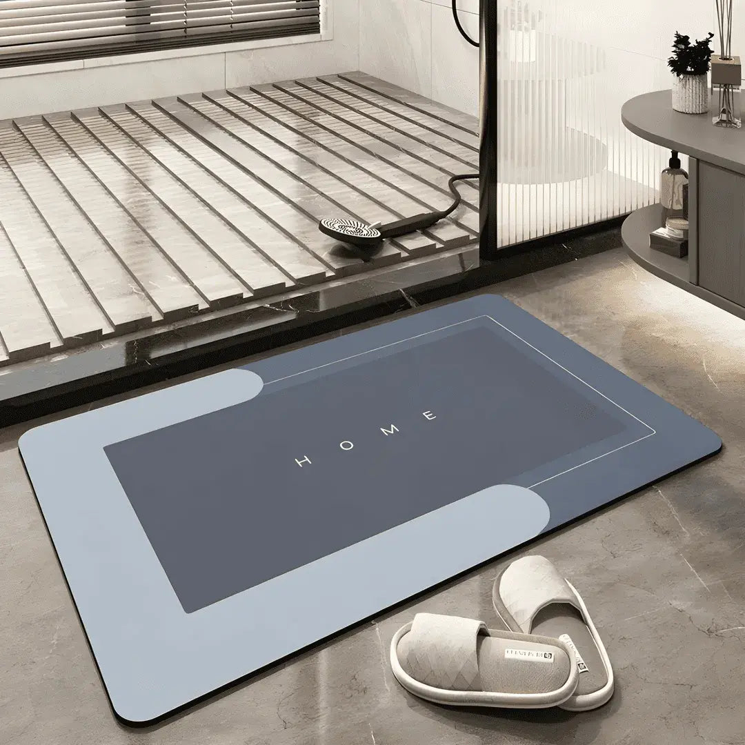 Visão lateral de um dos tapetes para banheiro antiderrapantes da coleção AuraStone em cinza claro.