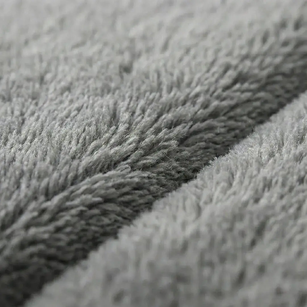 Close-up da textura aveludada do tapete Larvivaz VelvetShield, detalhando as fibras de poliéster macias e de alta absorção.