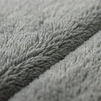 Close-up da textura aveludada do tapete Larvivaz VelvetShield, detalhando as fibras de poliéster macias e de alta absorção.