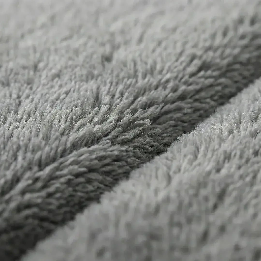 Close-up da textura aveludada do tapete Larvivaz VelvetShield, detalhando as fibras de poliéster macias e de alta absorção.