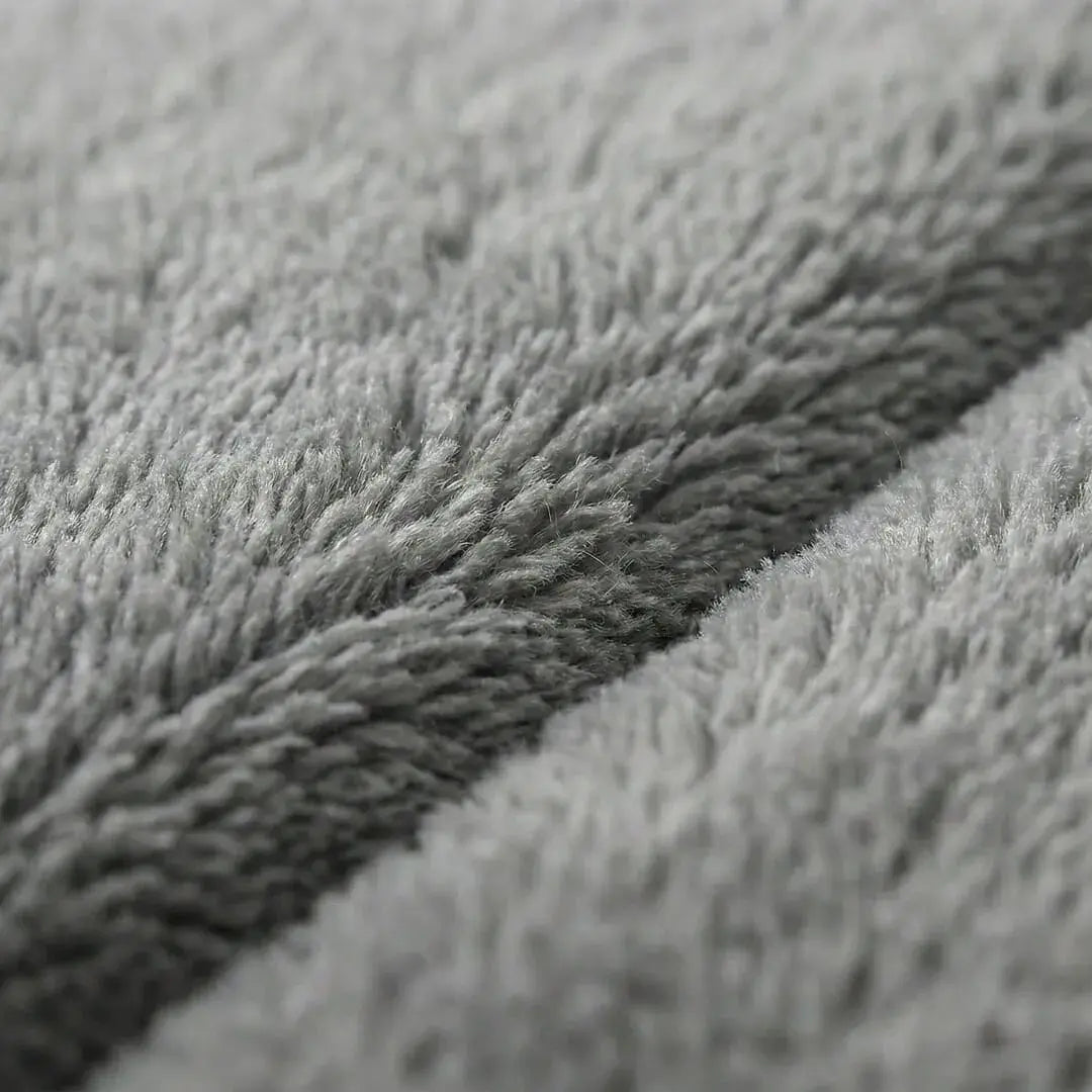 Close-up da textura aveludada do tapete Larvivaz VelvetShield, detalhando as fibras de poliéster macias e de alta absorção.